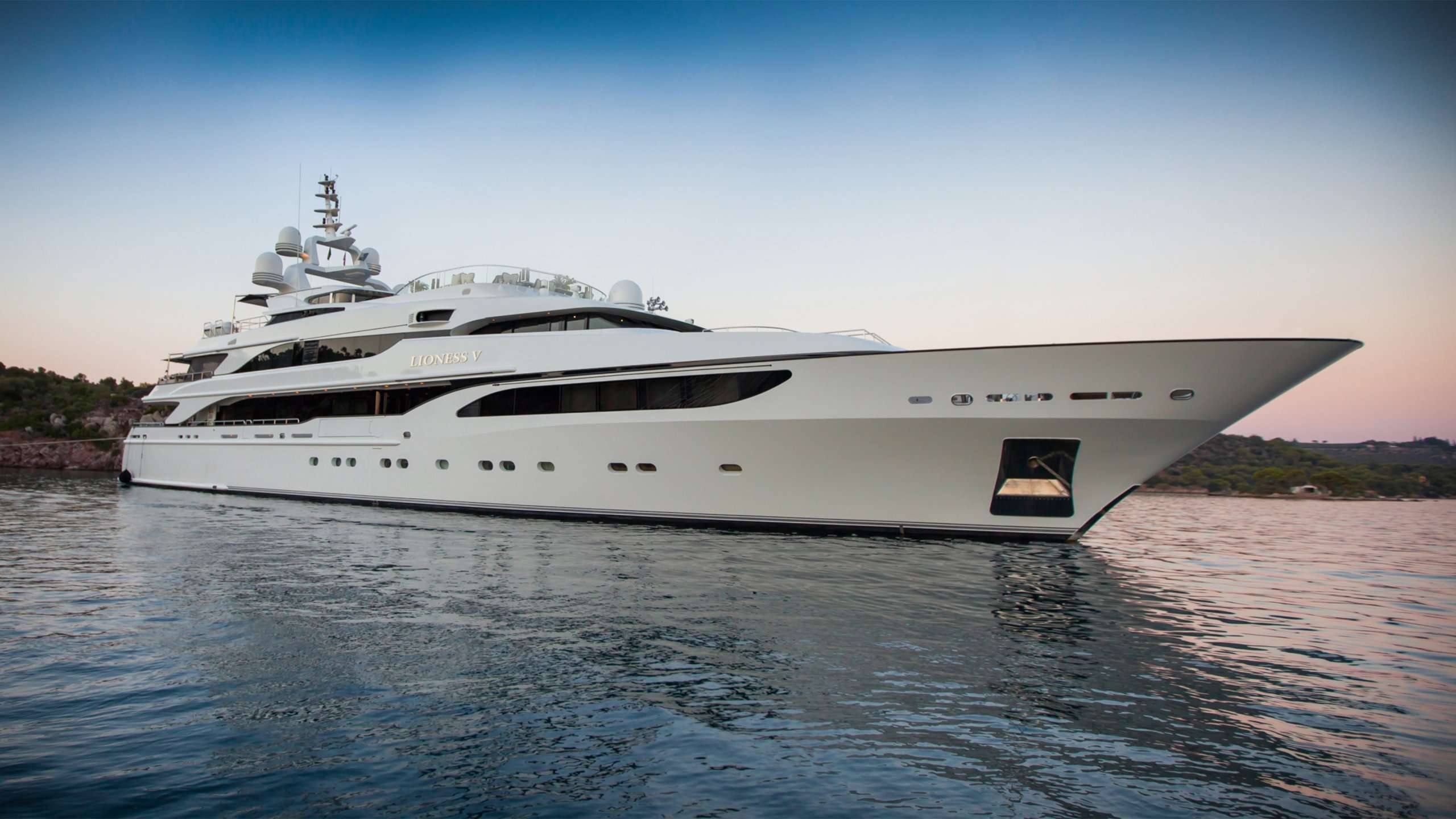 Luxury Yacht Lioness V: 63.5m Benetti with Stunning Design and Performance