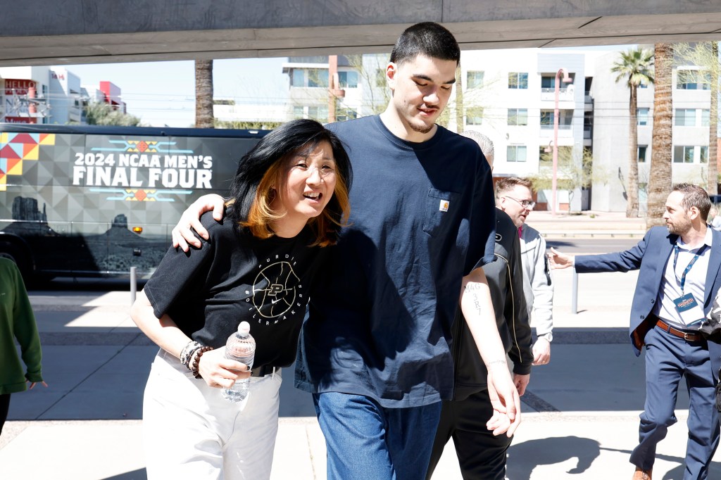 Zach Edey's Mom Height Revealed: How Tall Is Julia Edey?