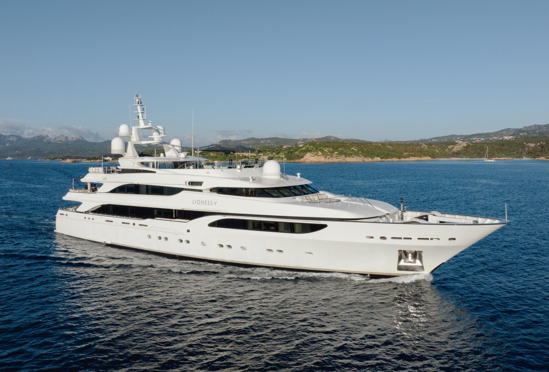 Luxury Yacht Lioness V: 63.5m Benetti with Stunning Design and Performance